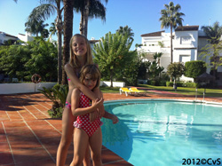 Elin och Anna vid farmors pool (foto: Chrisse)