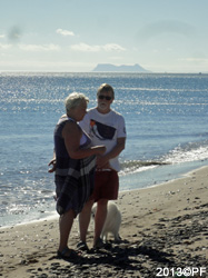 Nere p vr strand med Gibraltar i bakgrunden