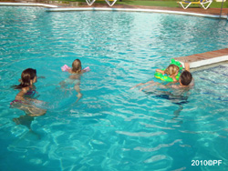 Toda la familia disfrutando la piscina de abuela