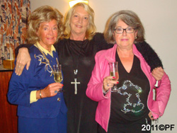 Kerstin omgiven av vr vrdinna Louise och Monika