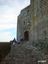 Borgen ligger högst upp på klippan