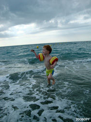 Elliot jugando en la Playa