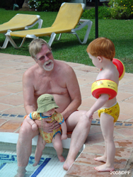 Elliot och Vilmer med morfar vid poolkanten