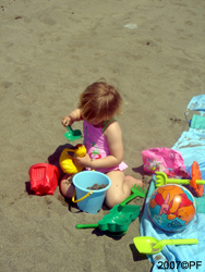 Elin leker p stranden