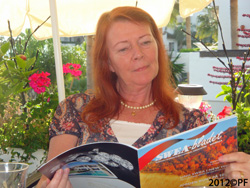 Ingrid kopplar av med SWEA-bladet i solen