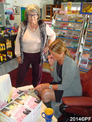 Birgitta signerar en bok till Monika