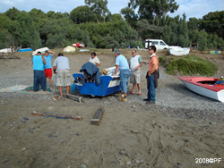 Glada fiskare fixar båt och nät efter fisketur